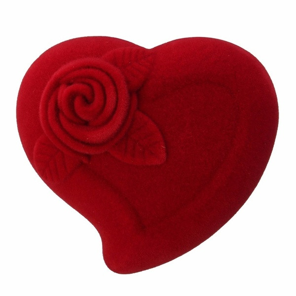 Díszdoboz szív alakú rózsával, amely alkalmas piros gyűrűhöz
