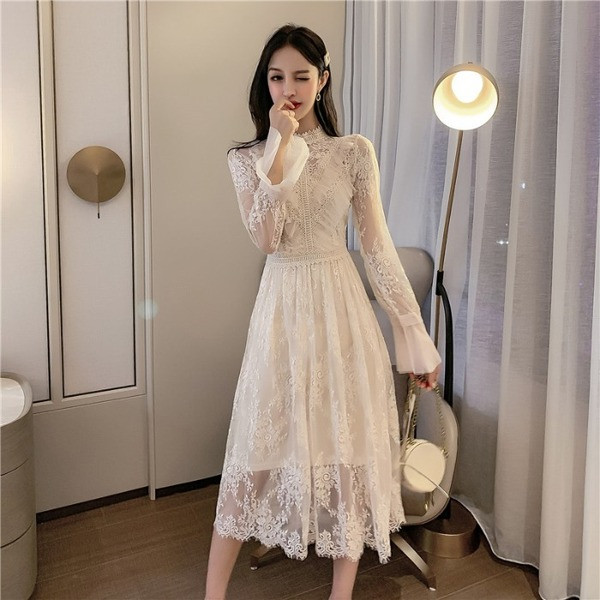 Rochie lunga din dantela cu bucle si nasturi