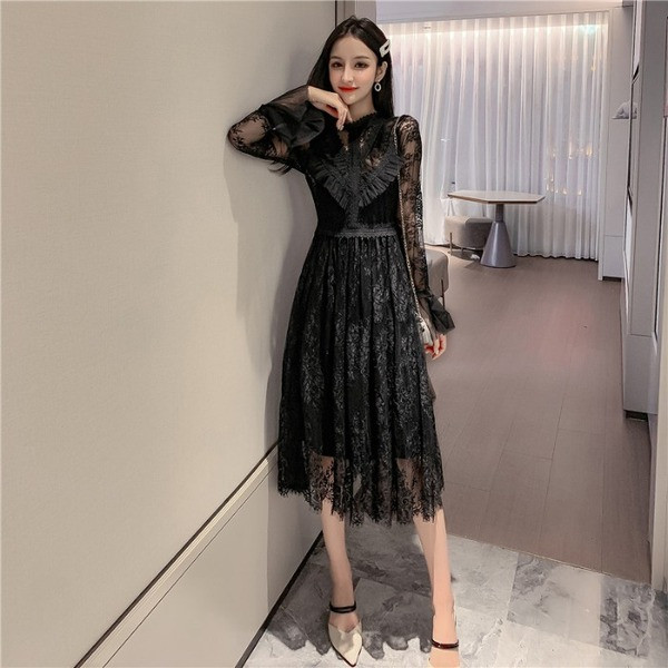 Rochie lunga din dantela cu bucle si nasturi