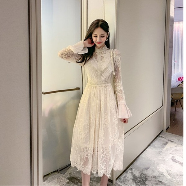 Rochie lunga din dantela cu bucle si nasturi