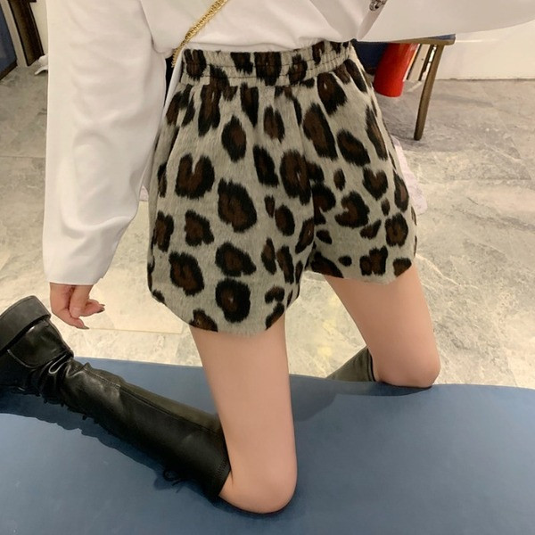 Къси модерни дамски панталони с животински десен