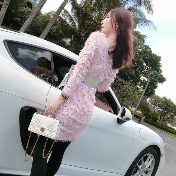 Rövid, modern ruha flitterekkel és szalaggal