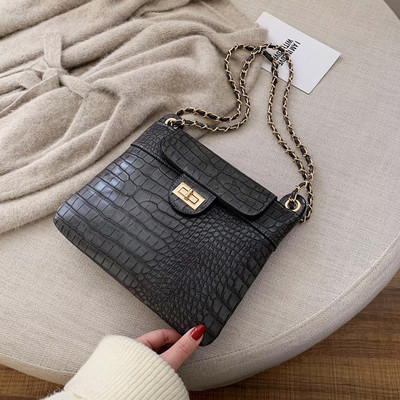 Geanta de dama eleganta din piele ecologica cu inchidere metalica