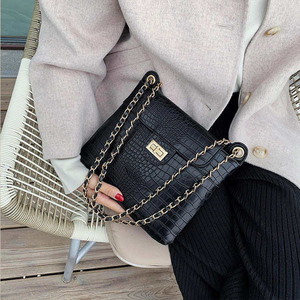 Geanta de dama eleganta din piele ecologica cu inchidere metalica