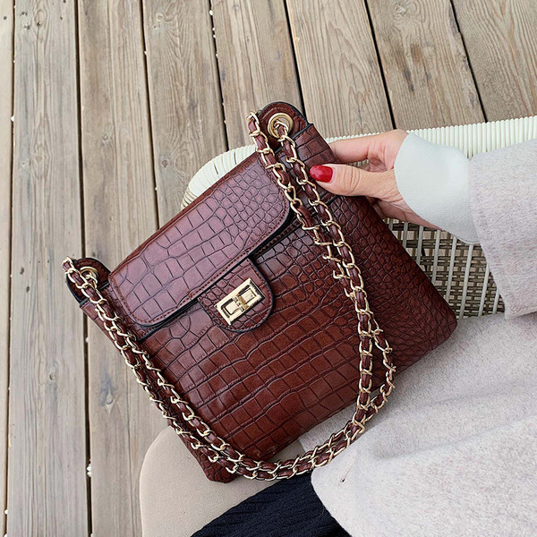 Geanta de dama eleganta din piele ecologica cu inchidere metalica