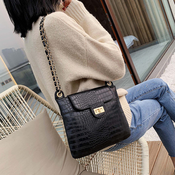 Geanta de dama eleganta din piele ecologica cu inchidere metalica