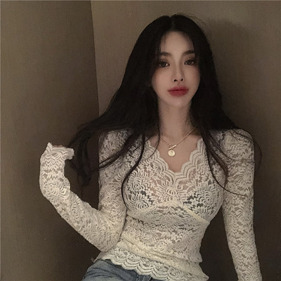 Modern, testhezálló női csipkeblúz fehér és fekete színben