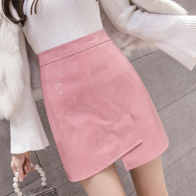 Fusta scurta asimetrica din piele lacuita cu talie inalta