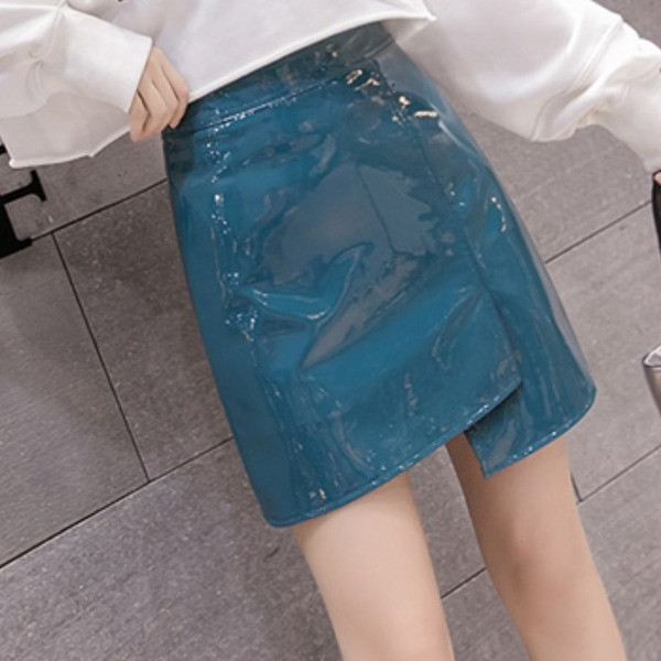 Fusta scurta asimetrica din piele lacuita cu talie inalta