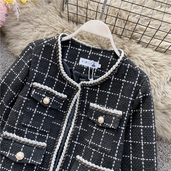 Palton elegant de dama in stil retro cu buzunare in alb si negru