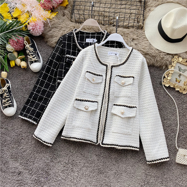 Palton elegant de dama in stil retro cu buzunare in alb si negru