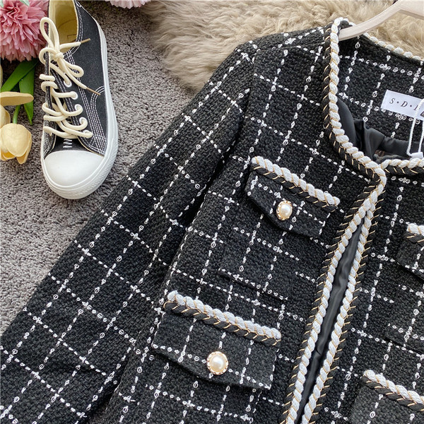 Palton elegant de dama in stil retro cu buzunare in alb si negru