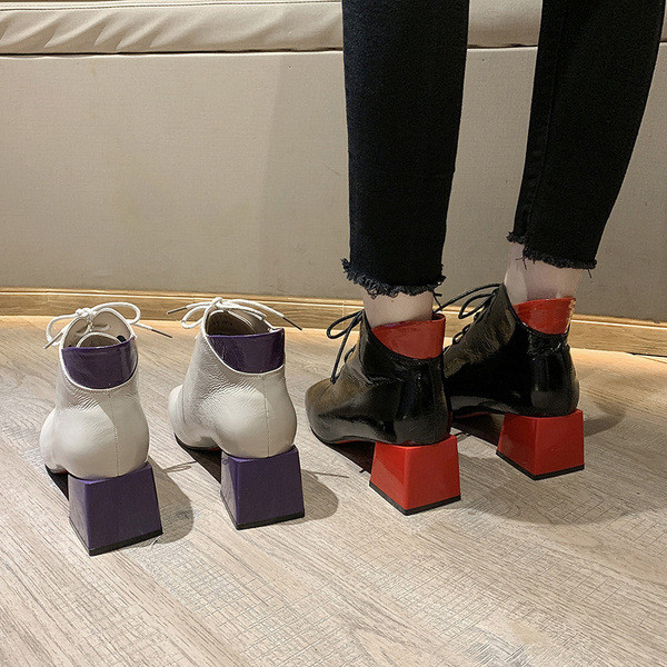 Ghete de dama moderne cu toc patrat si sireturi in doua culori