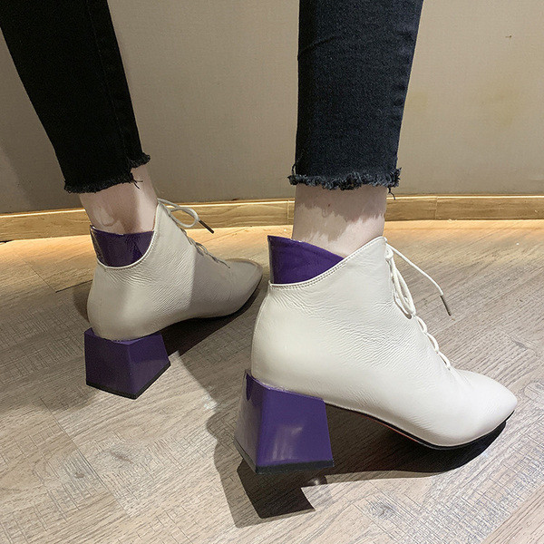 Ghete de dama moderne cu toc patrat si sireturi in doua culori