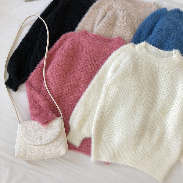 Puha női pulóver öt színben, ovális nyakkivágással és hosszú ujjal