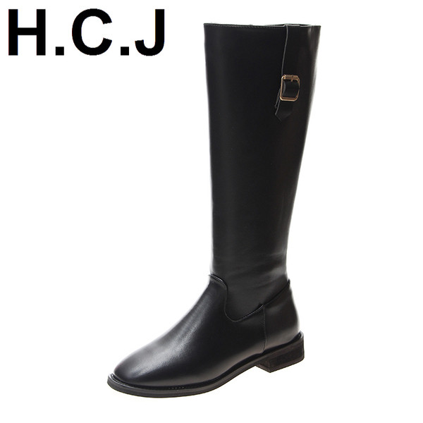 Klasszikus női bőrcsizma fekete és barna csatokkal