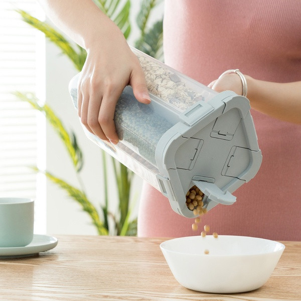 Műanyag doboz négy rekesszel és lyukakkal ellátott fedéllel fehér és szürke tészta, dió és gabonafélék tárolására