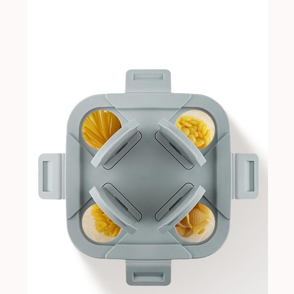 Műanyag doboz négy rekesszel és lyukakkal ellátott fedéllel fehér és szürke tészta, dió és gabonafélék tárolására