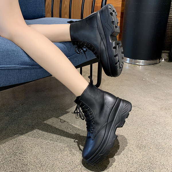 Cizme de dama cu talpa aspra de culoare neagra cu sireturi