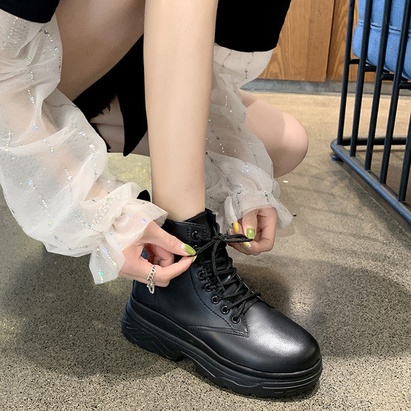 Cizme de dama cu talpa aspra de culoare neagra cu sireturi