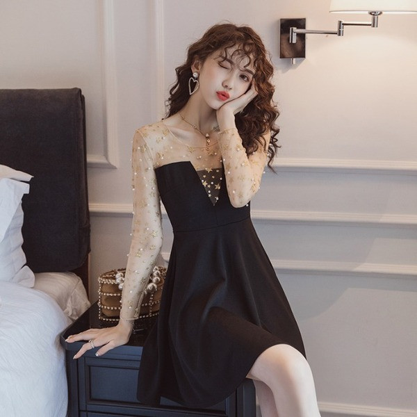 Modern női ruha kerek nyakkivágással, tüllel és gyöngyökkel, fekete színben - szabású modell