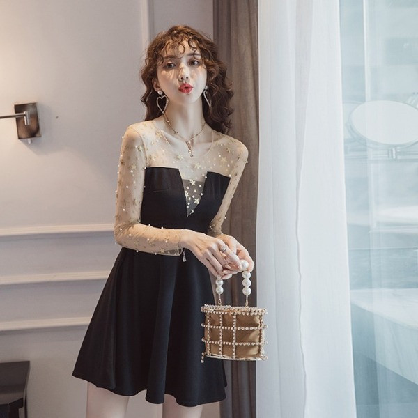 Modern női ruha kerek nyakkivágással, tüllel és gyöngyökkel, fekete színben - szabású modell