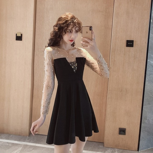 Modern női ruha kerek nyakkivágással, tüllel és gyöngyökkel, fekete színben - szabású modell