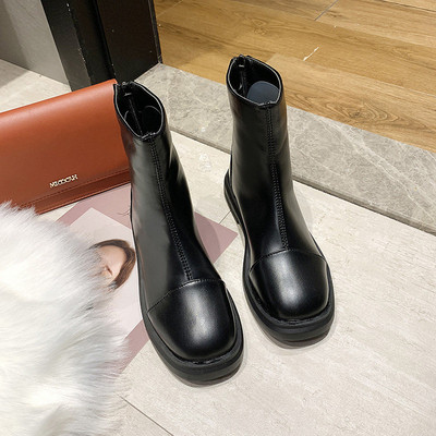 Cizme moderne de damă în diferite culori și căptușeală caldă - un model curat