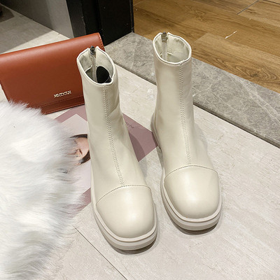 Cizme moderne de damă în diferite culori și căptușeală caldă - un model curat