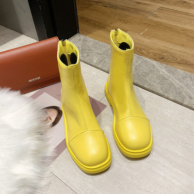 Cizme moderne de damă în diferite culori și căptușeală caldă - un model curat