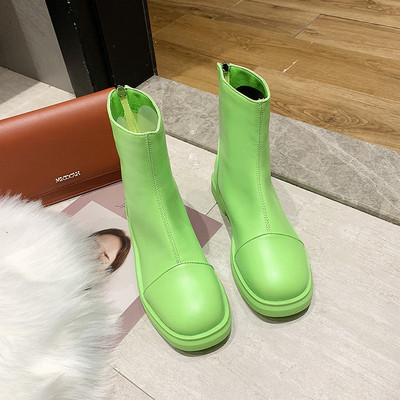 Cizme moderne de damă în diferite culori și căptușeală caldă - un model curat