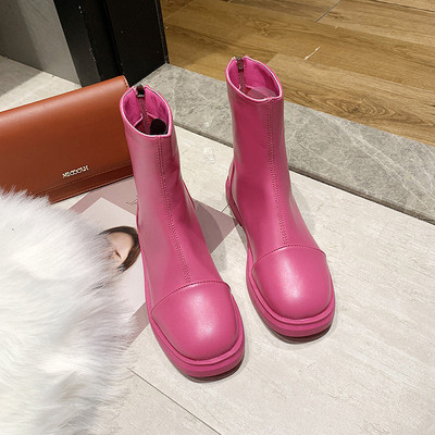 Cizme moderne de damă în diferite culori și căptușeală caldă - un model curat