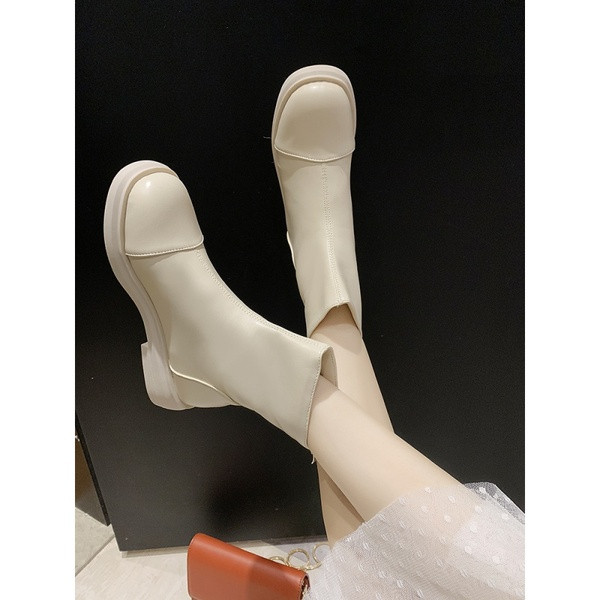 Cizme moderne de damă în diferite culori și căptușeală caldă - un model curat