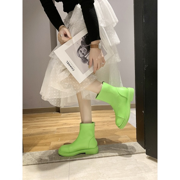 Cizme moderne de damă în diferite culori și căptușeală caldă - un model curat