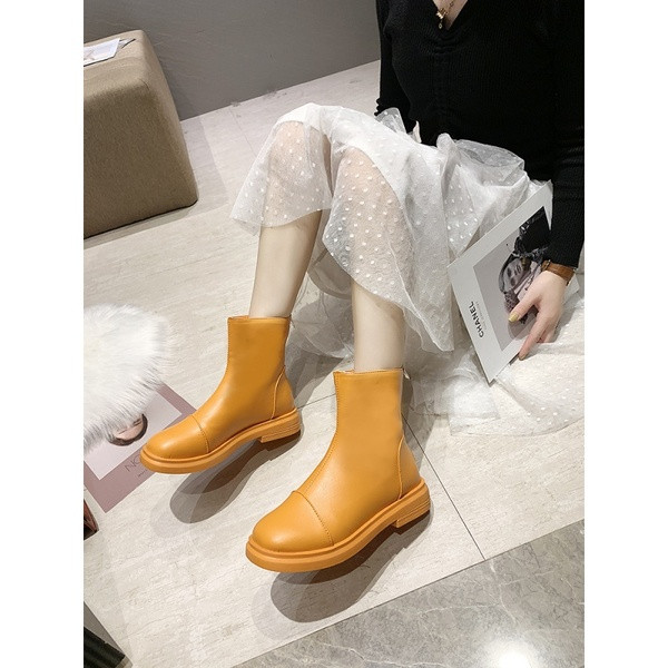 Cizme moderne de damă în diferite culori și căptușeală caldă - un model curat