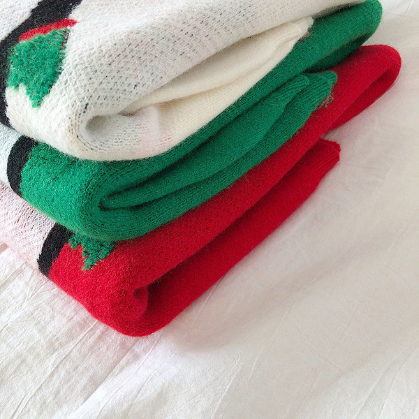 Pulover de dama de Craciun in alb, rosu si verde cu broderie