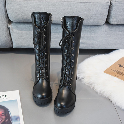 Női csizma eco bőrből készült fűzővel és 8 cm. jelenlegi