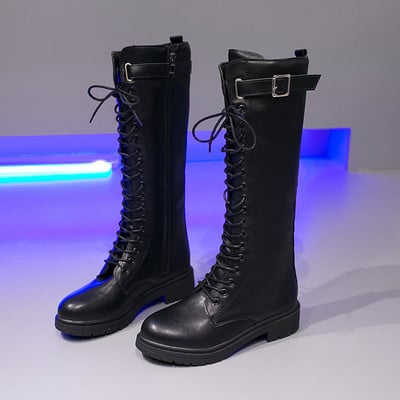 Modern női csizma fűzővel és csattal fekete műbőrből