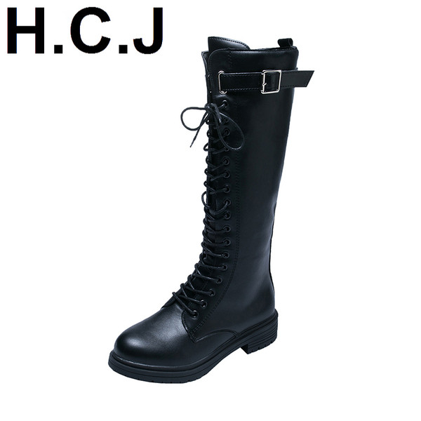 Modern női csizma fűzővel és csattal fekete műbőrből