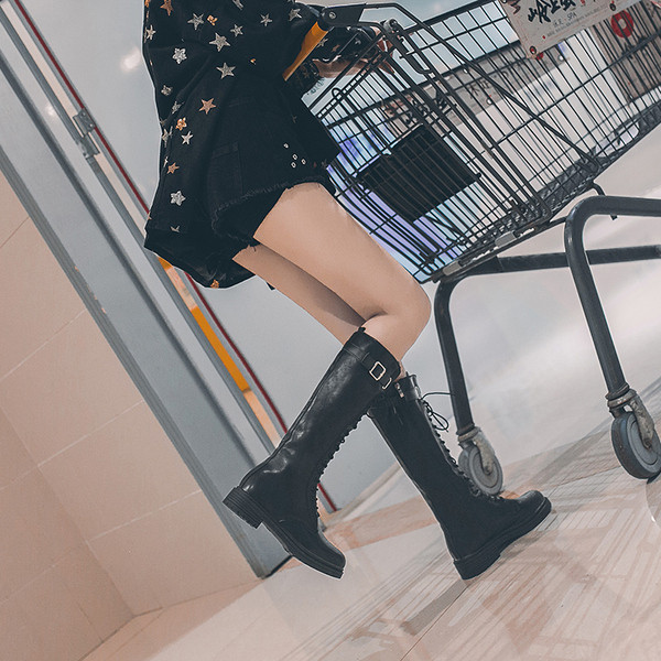 Modern női csizma fűzővel és csattal fekete műbőrből