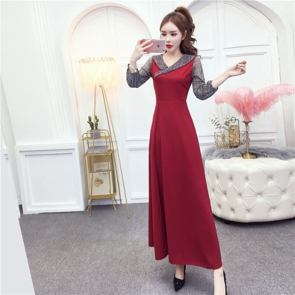 Elegáns női ruha tüll ujjakkal és spitz nyakkivágással több színben