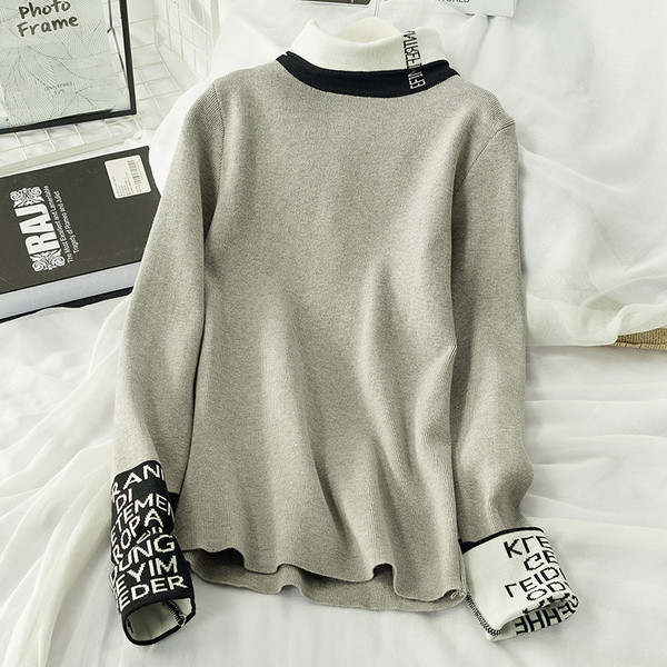 Női blúz feliratokkal és magas gallérral - több színben