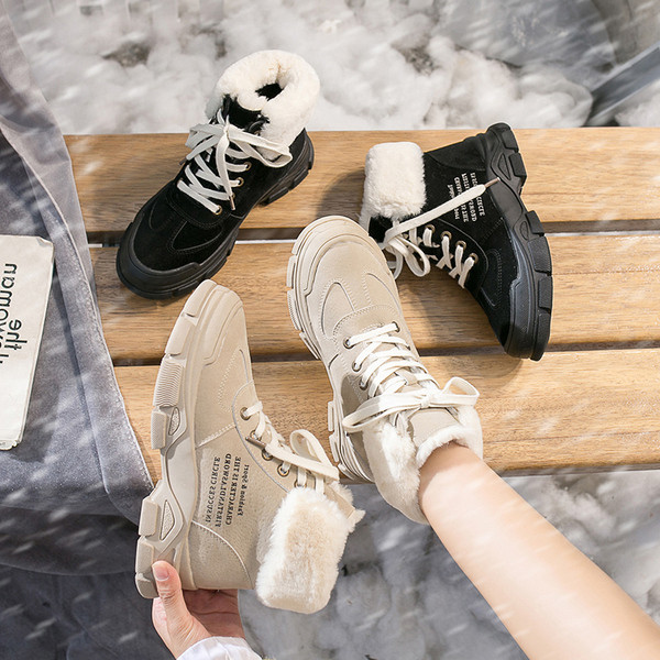 Női őszi-téli csizma pehelyszínnel bézs és fekete színben