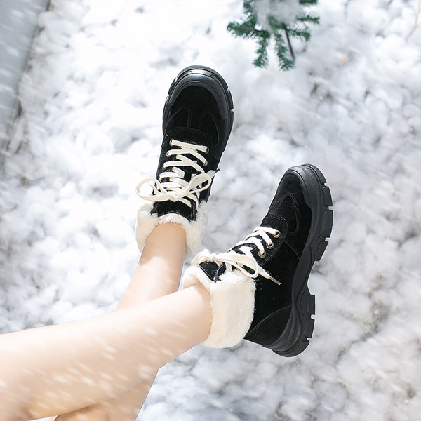 Női őszi-téli csizma pehelyszínnel bézs és fekete színben