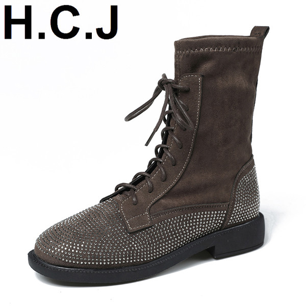 Női alkalmi csizma öko velúrból, fekete kövekkel díszített fűzővel