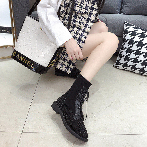 Női alkalmi csizma öko velúrból, fekete kövekkel díszített fűzővel