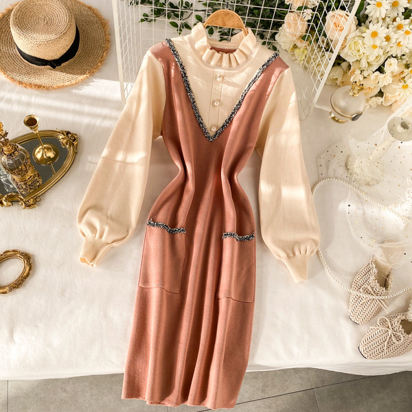 Rochie de dama cu buzunare si guler jos in roz, negru si rosu