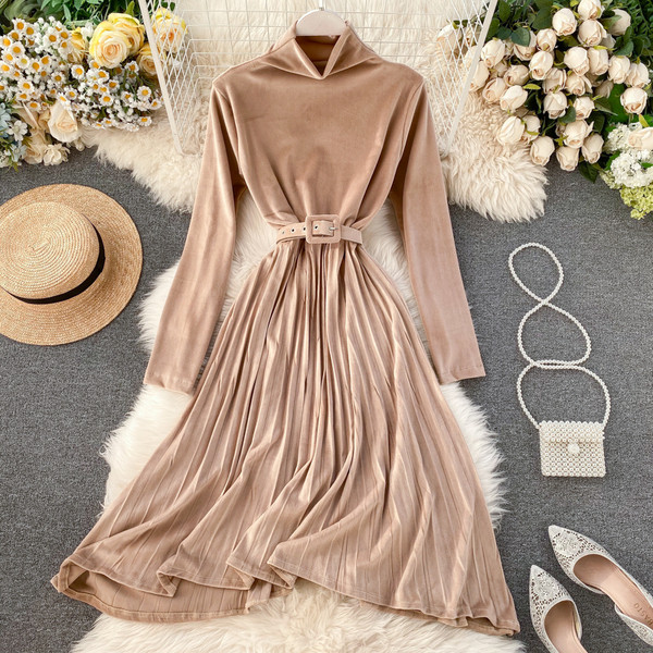 Rochie de dama moderna din catifea cu curea si pana la genunchi