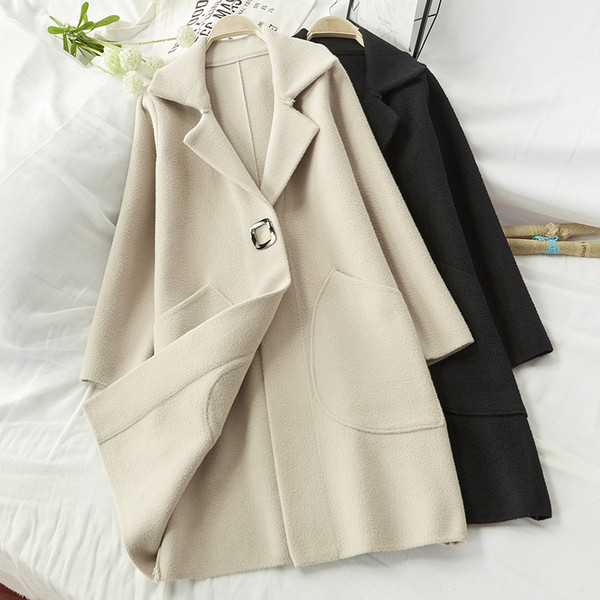 Palton elegant de damă cu nasturi și decolteu spitz în negru, roșu și bej