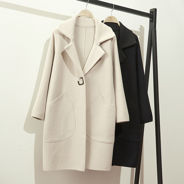 Palton elegant de damă cu nasturi și decolteu spitz în negru, roșu și bej